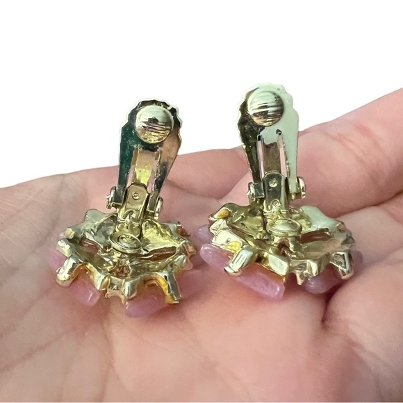 Vintage Pink Thermoset Pinwheel Geometric Gold Tone Clip On Earrings - Picture 6 of 12